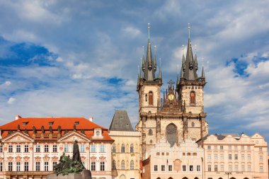 Prag, CZECH REPUBLIC, 14 Temmuz 2022 - Tyn, Jan Hus Memorial, Kinsky Palace National Museum ve Prag Central Gallery 'den önce Eski Şehir Meydanı