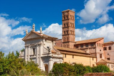Roma 'nın Aziz Frances Bazilikası güzel rönesans ve barok cepheli ünlü İtalyan mimar Carlo Lambardi tarafından 17. yüzyılın başlarında ve ortaçağ çan kulesinde tasarlandı.