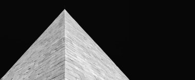 Beyaz mermer piramit Cestius antik harabeleri, şimdi Roma 'nın bir parçası antik duvarlar, MÖ 1. yüzyılda dikilmiştir (kopyalama alanı ile siyah ve beyaz)