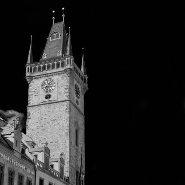 Prag 'daki Eski Belediye Binası ortaçağ saat kulesi, 1364 yılında inşa edilmiş bir şehir simgesidir (Siyah ve Beyaz).)