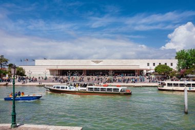 Venedik, İtalya, Nisan 24, 2019 - Venedik 'te toplu taşıma ve turizm endüstrisi. Venezia Santa Lucia tren istasyonu ve Vaporetto (feribot) Grand Canal 'dan gelen turistlerle