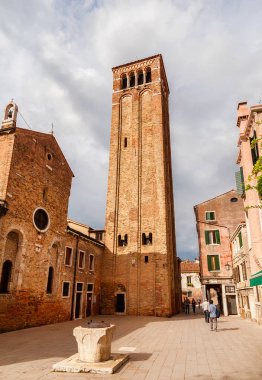 Venedik, İtalya, Ekim 2, 2019 - Campo San Giacomo dell 'Orio (St James Meydanı), Venedik' in en ünlü meydanı