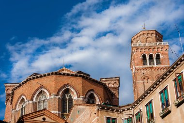Güzel Frari Bazilikası Gotik Uygulama ve Venedik tarihi merkezlerinin üzerindeki ortaçağ çan kulesi