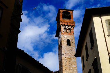 Meşhur 'Torre delle Ore' (Saat Kulesi), Lucca 'nın tarihi merkezindeki en uzun ortaçağ kulesi.