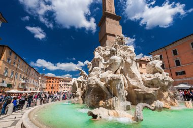 Roma, İtalya, 24 Nisan 2017 Roma 'yı gezmek. Turistler Navona Meydanı 'ndaki Dört Nehir Pınarı' na hayran.