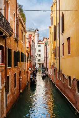 Venedik, İtalya, Ekim 2, 2019 Venedik 'te turizm. St Mark eski bölgesinde Fenice Opera Binası ile Rio Alboro Kanalı boyunca Gondola turu 
