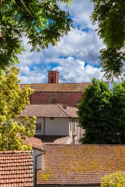 Lucca, Aziz Augustine Kilisesi 'nin eski çan kulesiyle güzel bir tarihi merkez.