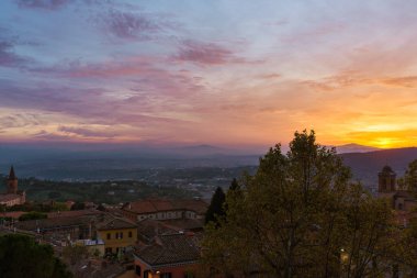 Günbatımında Perugia tarihi merkezi ve Umbria vadisi manzarası