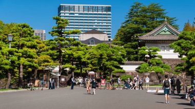 Tokyo, Japonya, 6 Ekim 2023 Tokyo 'yu gezmek için. Doğu Bahçesi İmparatorluk Sarayı girişinde turistler var.