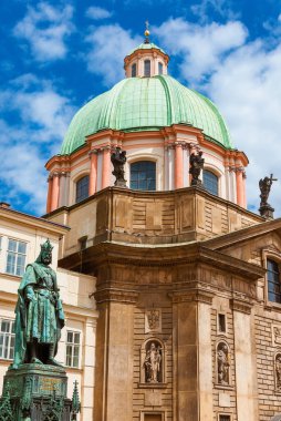 Prag 'daki Assisi Kilisesi' nden Aziz Francis ve Kral IV. Charles bronz heykeli