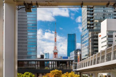 Tokyo, Japonya, 21 Ekim 2023 Tokyo modern simgeleri. Roppongi Hills, Azabudai Hills gökdelenleri ve Minato Ward 'daki ünlü Tokyo Kulesi