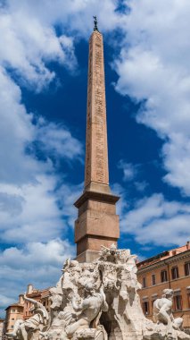 Navona Meydanı 'ndaki muhteşem Dört Nehir Çeşmesi' nin tepesinde 17. yüzyılda dikilmiş Mısır dikilitaşının olduğu yer.