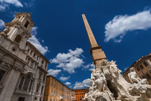 Roma 'da barok sanatı. Navona Meydanı 'ndaki muhteşem Dört Nehir Çeşmesi' nin tepesinde Mısır dikili dikilitaş ve 17. yüzyılda inşa edilen Agonalis Sirki kilisesinde Aziz Agnes.