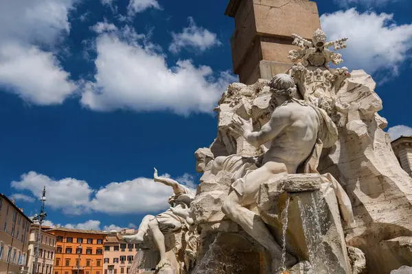 Navona Meydanı 'ndaki muhteşem Dört Nehir Pınarı 17. yüzyılda mavi gökyüzü ve beyaz bulutlarla dikildi.