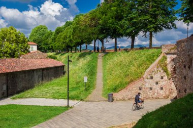 Lucca, İtalya, 28 Mayıs 2024 - Lucca Duvarlarında Şehir Hayatı 