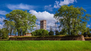 Lucca antik duvarlarında S. Fredianus ortaçağ çan kulesi var.