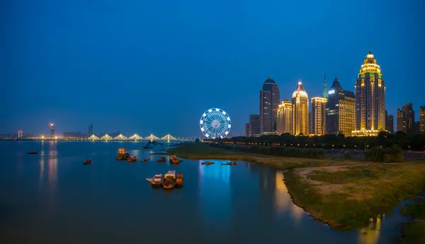 Şehrin gece manzarası