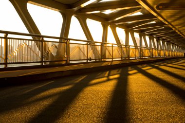 Gece yaya köprüsü var. şehir mimarisi.