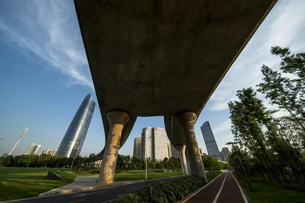 Akşamları Lujiazui finans bölgesinin manzarası