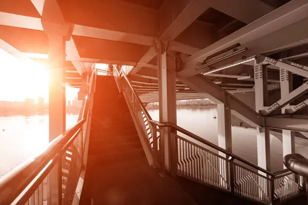 Şehrin modern binası