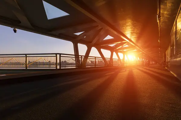 Gece yaya köprüsü var. şehir mimarisi.