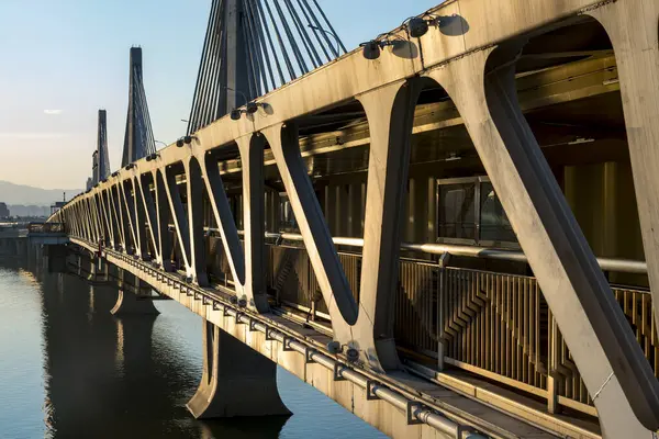 Şehrin en ünlü şehir simgesi olan köprünün manzarası.