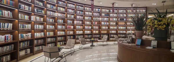 Modern bir kütüphanenin içi