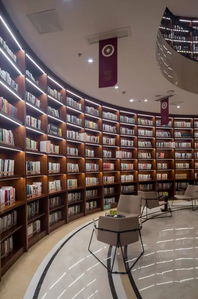 Modern bir kütüphanenin içi