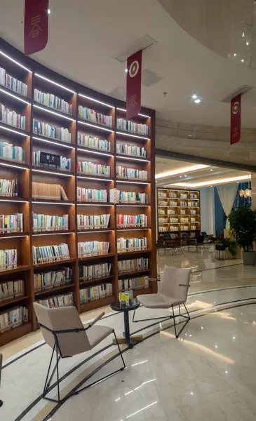 Kütüphanenin modern iç mimarisi