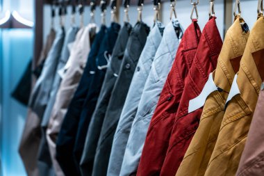 Askıda renkli elbiseler