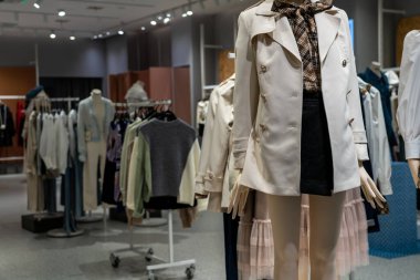 Raftaki alışveriş kıyafetleri.