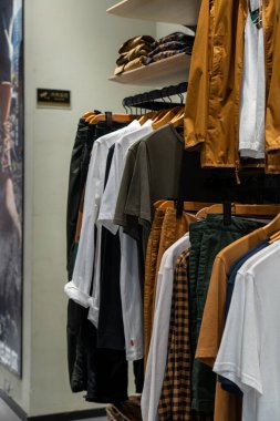 Giysiler mağazadaki raflarda..