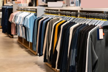 Dükkandaki askıda duran kıyafetler..