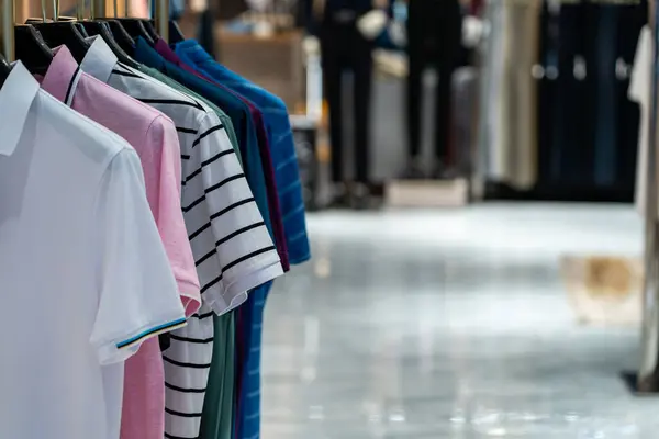 Moda mağazasındaki elbise raflarının manzarasını kapat.