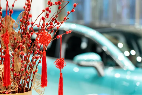 kırmızı noel arabası ve bir ağaç yayı