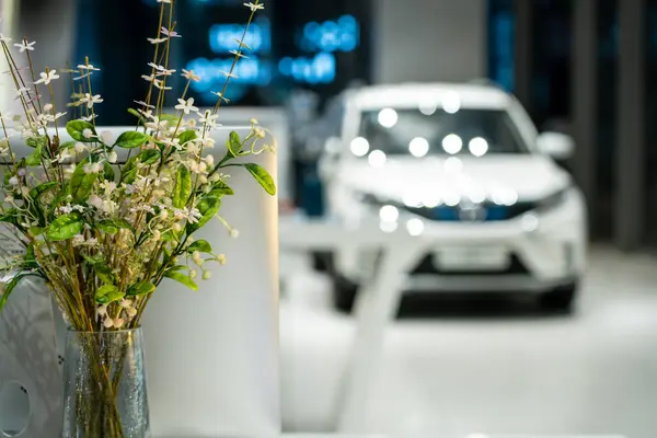 Modern arabalarla iç mekan.