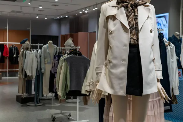 Alışveriş merkezinde moda kıyafetleri.