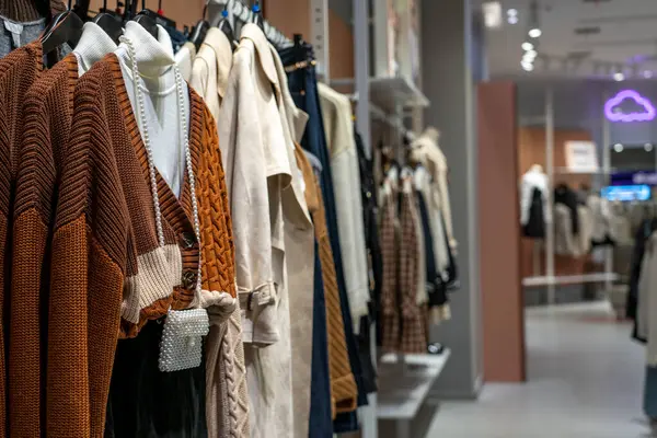 Alışveriş merkezindeki bir moda mağazasında askıda asılı kıyafetler.