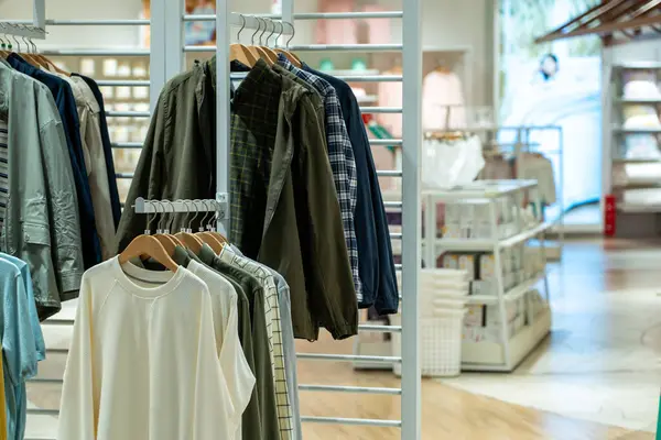 Alışveriş merkezindeki giyim mağazası.