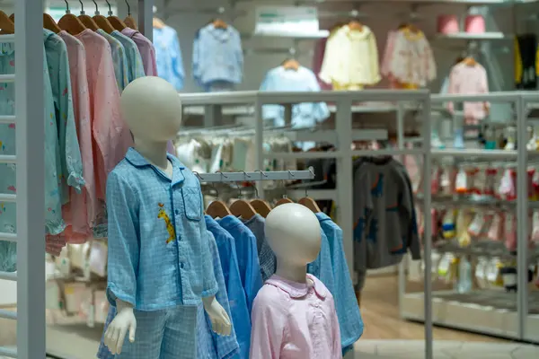 Alışveriş merkezindeki çocuk kıyafetleri mağazasında.