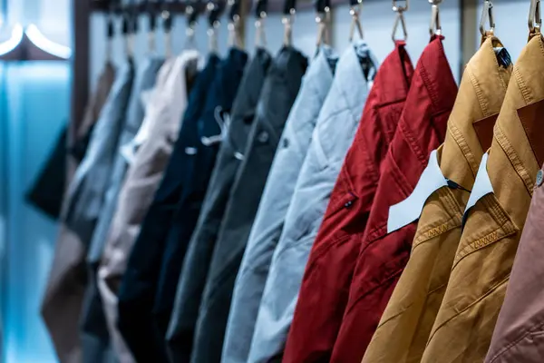 Mağazada üst üste renkli kıyafetler.