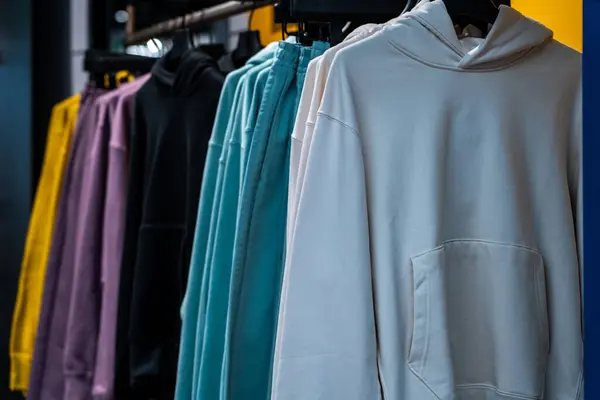 Alışveriş merkezindeki mağazada renkli kıyafetler..