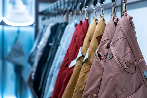 Mağazadaki mağazadan sarkan renkli kıyafetler..