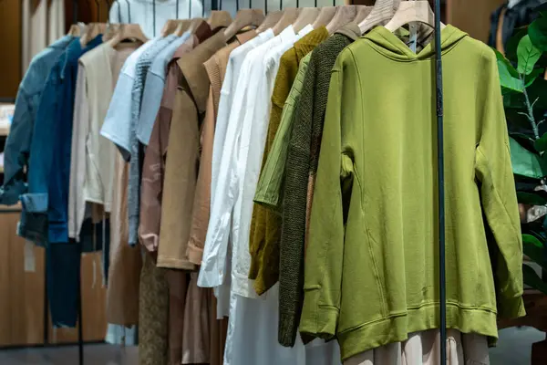 Moda kıyafetleri ve aksesuarlar bir mağazada.