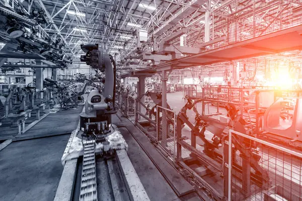 Arka planda metal borular ve kablolar olan fabrika içi