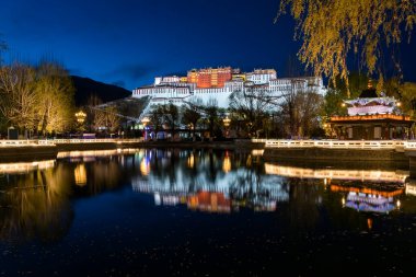 İsveç 'teki Stockholm şehrinin gece manzarası