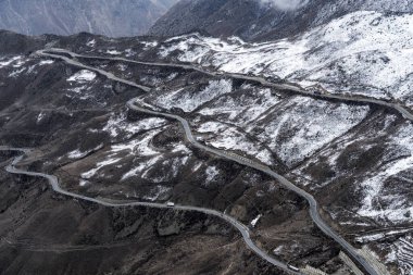 Bir dağ yolunun havadan görünüşü