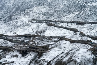 Dağlarda karla kaplı yolun havadan görünüşü