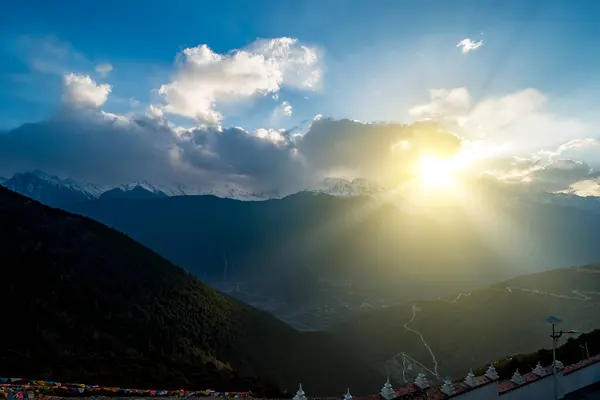 Dağlarda güzel bir gün batımı