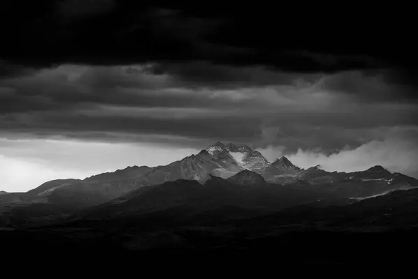 Dağları ve bulutları olan güzel bir manzara